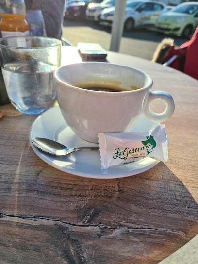 Le Café Des Halles, Café à Nay