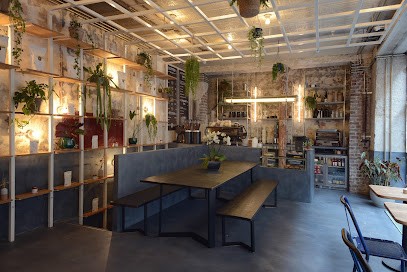 La Main Noire, Café à Paris 18