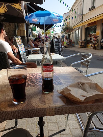 Le Cafe De Paris, Café à Saujon