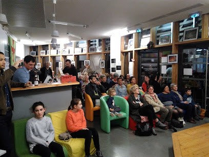 Cité Des Pyrénées, Café à Pau