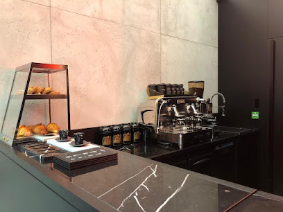 Saint Laurent Café à Paris 01