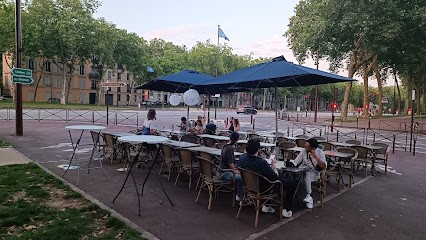 Bar Le La Bruyère, Café à Versailles