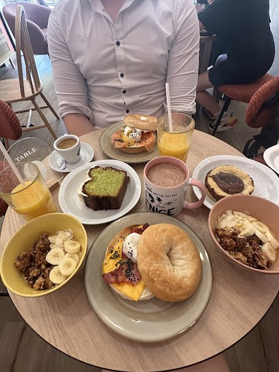 Emilie And The Cool Kids Vienne, Café à Vienne