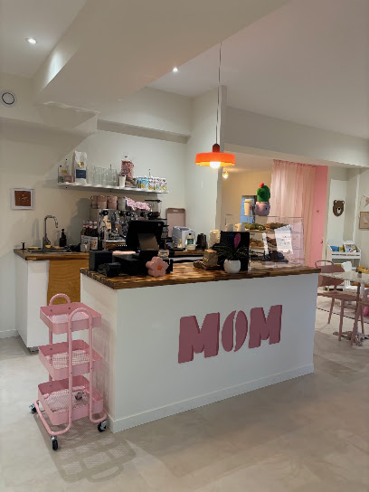 Mom, Café à Saint-Gratien